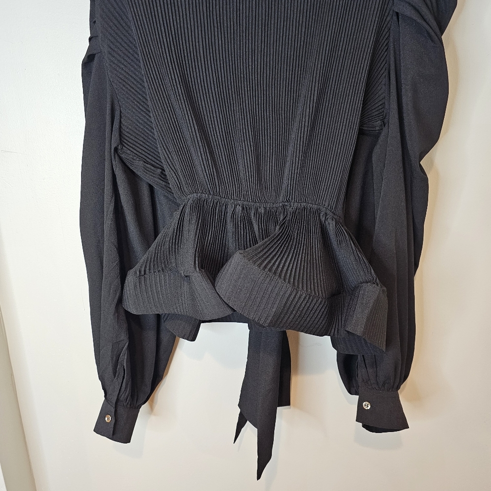 M/2 Black long sleeve ruched statement blouse - Picture 2 of 6